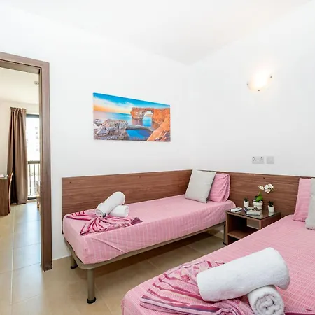 Sea Bliss With Terrace Just Off Seafront In - By Getawaysmalta Lejlighed *