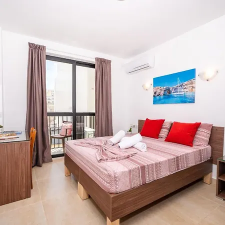 Sea Bliss With Terrace Just Off Seafront In - By Getawaysmalta Lägenhet St. Paul's Bay