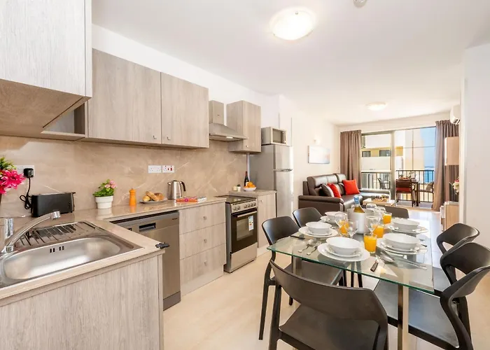 Lägenhet Sea Bliss With Terrace Just Off Seafront In - By Getawaysmalta *