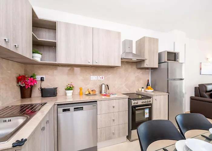 Lägenhet Sea Bliss With Terrace Just Off Seafront In - By Getawaysmalta