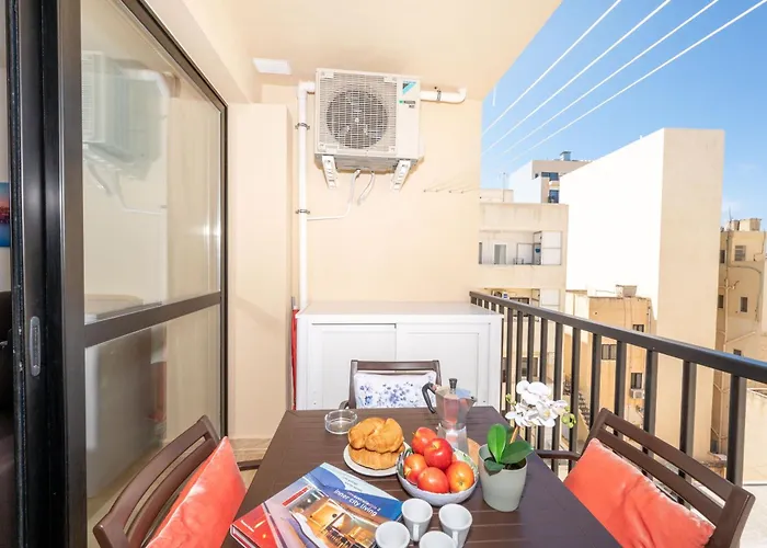 Lägenhet Sea Bliss With Terrace Just Off Seafront In - By Getawaysmalta *